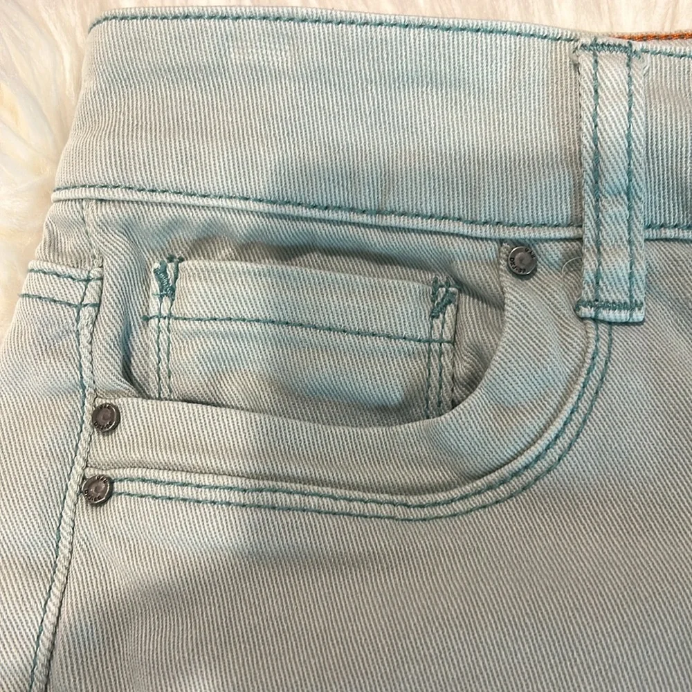 🌸Cute GUC DKNY Light Blue Bermuda Jean Shorts 10.5 inseam Size 6 Style Ludlow - Picture 4 of 11